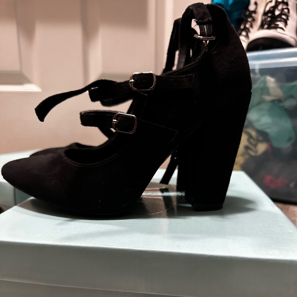 M&L Beverly Hills almond toe pump